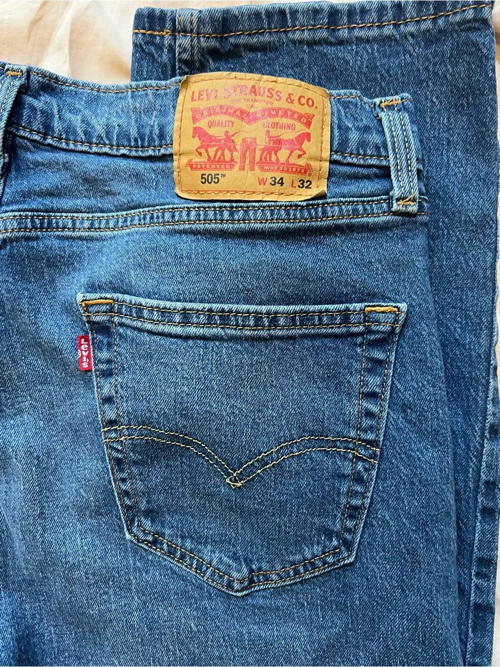 Levi’s men’s 505 medium wash straight leg jeans GR8 jeans 34 x 32”